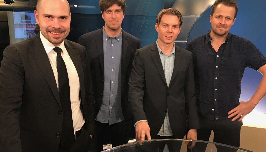 Regionredaktør Anders Opdahl (til venstre) sammen med journalist Amund Trellevik, vaktsjef Adrian Dahl Johansen og journalist Eirik Hind Sveen. Foto: NRK Regionredaktør Anders Opdahl (til venstre) sammen med journalist Amund Trellevik, vaktsjef Adrian Dahl Johansen og journalist Eirik Hind Sveen. Foto: NRK