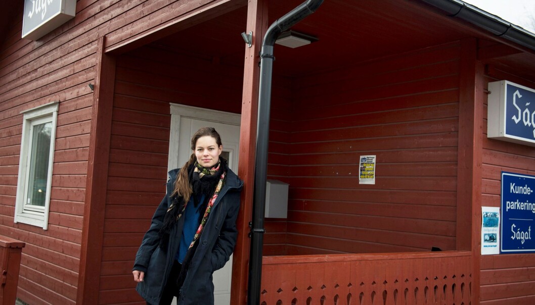 Frøydis Falch Urbye utenfor Ságats røde brakke i Karasjok. Foto: Stein Torger Svala Frøydis Falch Urbye utenfor Ságats røde brakke i Karasjok. Foto: Stein Torger Svala