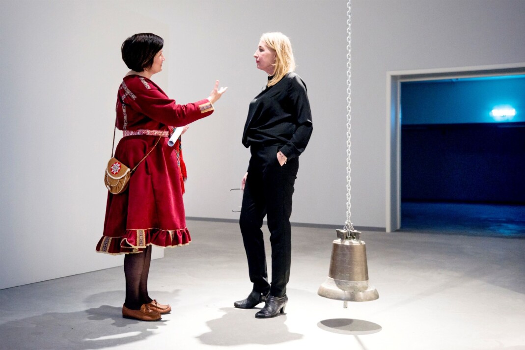 Sametingspresident Aili Keskitalo, her med kunstner Siri Hermansen. Arkivfoto: Frøydis Falch Urbye Sametingspresident Aili Keskitalo, her med kunstner Siri Hermansen. Arkivfoto: Frøydis Falch Urbye