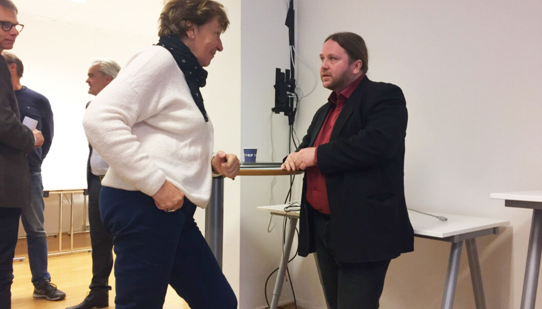 Ordfører Marianne Borgen i Oslo kommune takker mannen bak Innsyn.no, Tarjei Leer-Salvesen. Foto: Angelica Hagen Ordfører Marianne Borgen i Oslo kommune takker mannen bak Innsyn.no, Tarjei Leer-Salvesen. Foto: Angelica Hagen