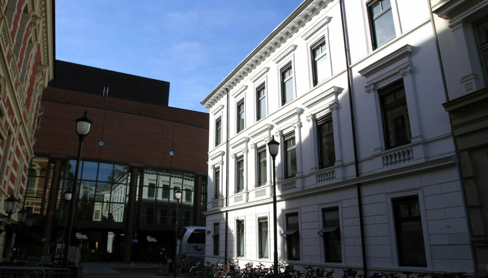 Dagsavisens tomme lokaler i Kristian IVs gate 13 til høyre er nær nabo med Det norske teater (i bakgrunn). Foto: Glenn Slydal Johansen