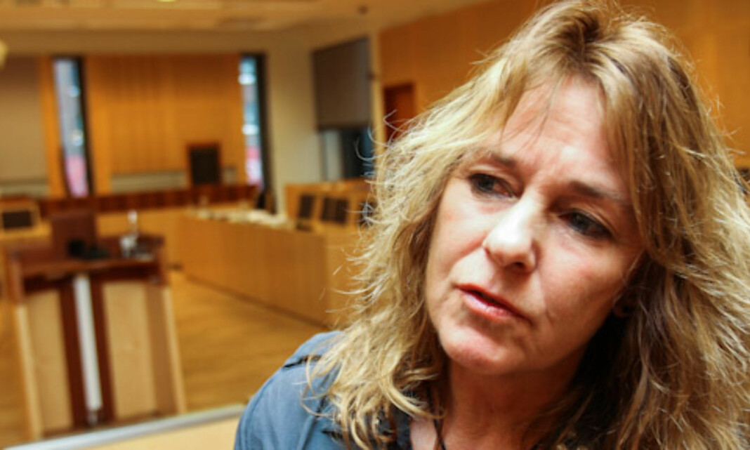 Nina Johnsrud tar sluttpakke fra Dagsavisen