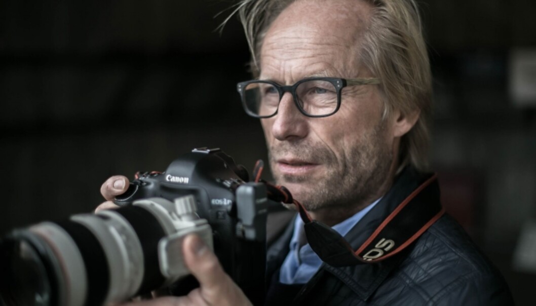 Fotograf Torgrim Rath Olsen ser humoren i at bildene han tok blir brukt av hans tidligere arbeidsplass. Foto: Bjørn Lockertsen Fotograf Torgrim Rath Olsen ser humoren i at bildene han tok blir brukt av hans tidligere arbeidsplass. Foto: Bjørn Lockertsen