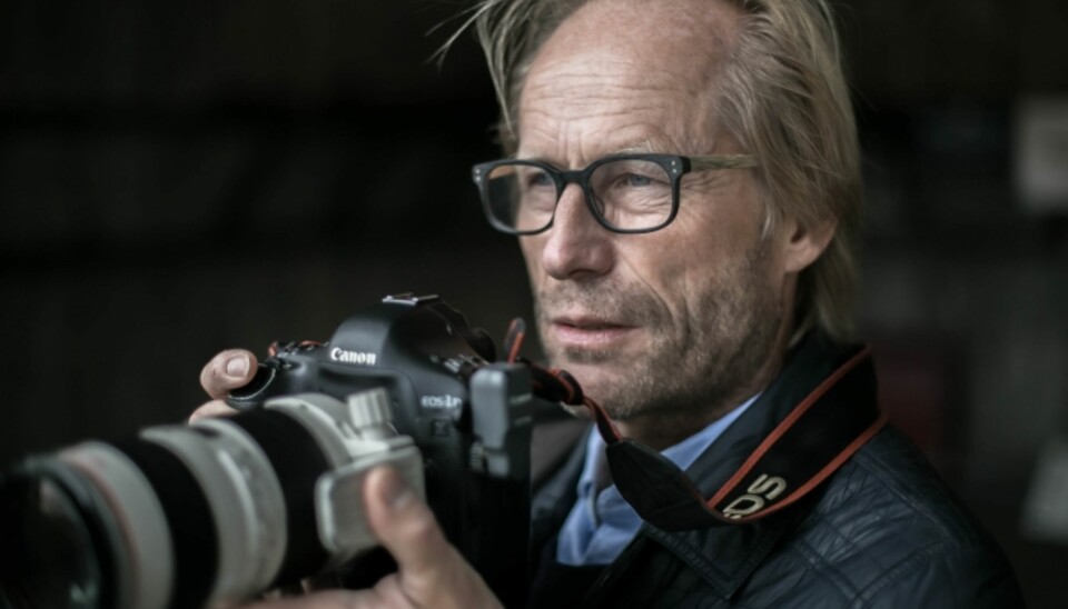 Fotograf Torgrim Rath Olsen ser humoren i at bildene han tok blir brukt av hans tidligere arbeidsplass. Foto: Bjørn Lockertsen