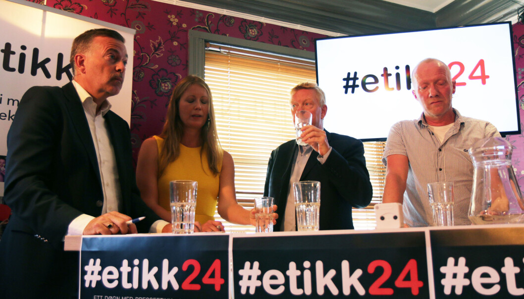 Jan-Erik Larsen (til venstre) mener det begås mye slett journalistikk og fikk støtte av Hans-Christian Vadseth (med vannglass). Therese Manus og Arne Jensen. Foto: Ole Dag Kvamme. Jan-Erik Larsen (til venstre) mener det begås mye slett journalistikk og fikk støtte av Hans-Christian Vadseth (med vannglass). Therese Manus og Arne Jensen. Foto: Ole Dag Kvamme.