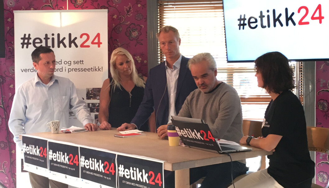 Peer Andreassen Grimstad Adressetidende, Camilla Glad, redaktør Åmliavisa, Sveinung Jensen, ansvarlig redaktør i Listerog Eivind Ljøstad, sjefredaktør Fædrelandsvennen sammen med debattleder Kjersti Løken Stavrum. Foto: Hege Iren Frantzen Peer Andreassen Grimstad Adressetidende, Camilla Glad, redaktør Åmliavisa, Sveinung Jensen, ansvarlig redaktør i Listerog Eivind Ljøstad, sjefredaktør Fædrelandsvennen sammen med debattleder Kjersti Løken Stavrum. Foto: Hege Iren Frantzen