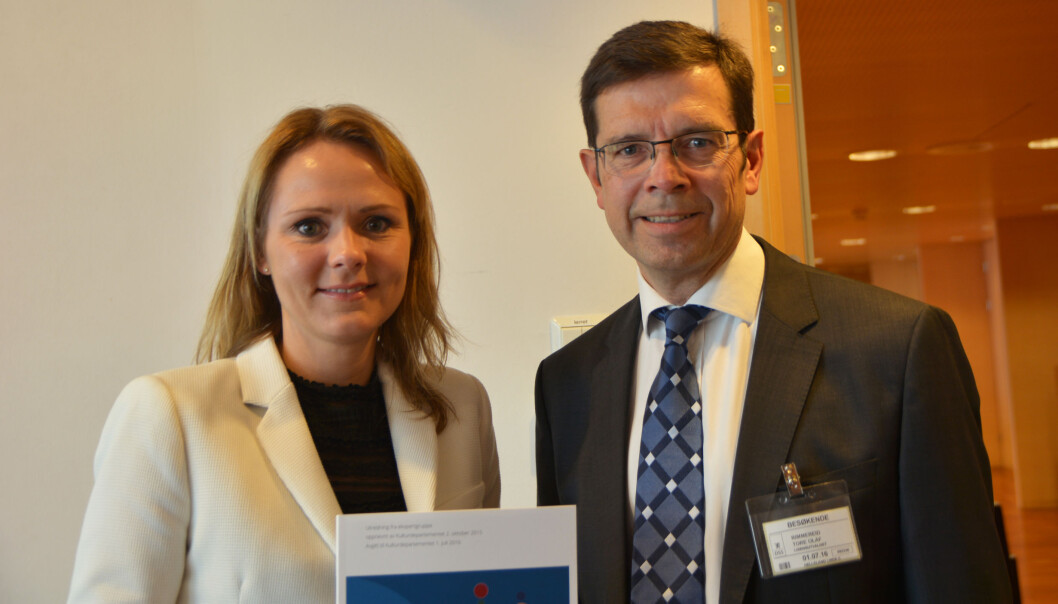 Kulturminister Linda Hofstad Helleland og utvalgsleder Tore Olaf Rimmereid. Foto: Elisabeth Fjørtoft/KUD Kulturminister Linda Hofstad Helleland og utvalgsleder Tore Olaf Rimmereid. Foto: Elisabeth Fjørtoft/KUD