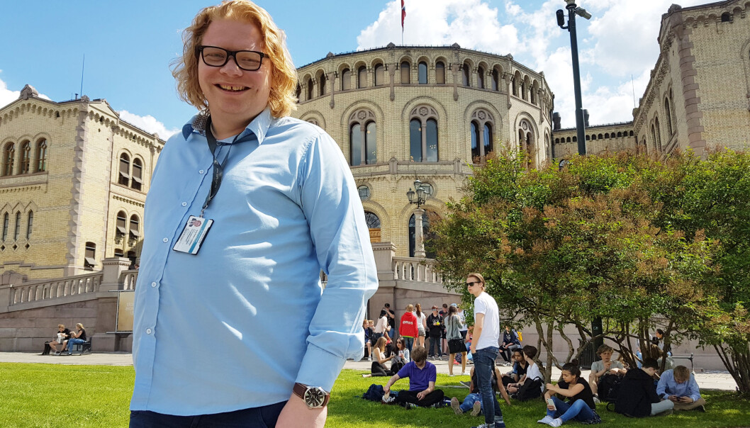 Arne Petter Lorentzen er journalist og Frp-tilhenger. En heller sjelden kombinasjon. Nå har han skiftet beite og jobber for partiet på Stortinget. Foto: Bjørn Åge Mossin Arne Petter Lorentzen er journalist og Frp-tilhenger. En heller sjelden kombinasjon. Nå har han skiftet beite og jobber for partiet på Stortinget. Foto: Bjørn Åge Mossin
