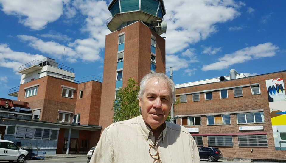 Tor Andersen, gründer og redaktør for Ordentlig Radio, sender fra 5. etasje i det gamle flytårnet på Fornebu. Foto: Bjørn Åge Mossin