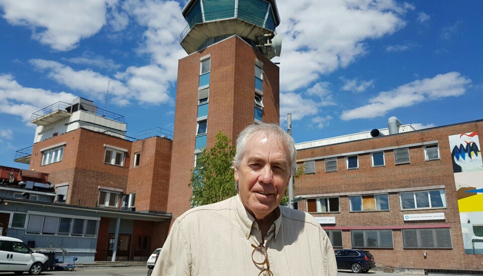 Tor Andersen, gründer og redaktør for Ordentlig Radio, sender fra 5. etasje i det gamle flytårnet på Fornebu. Foto: Bjørn Åge Mossin Tor Andersen, gründer og redaktør for Ordentlig Radio, sender fra 5. etasje i det gamle flytårnet på Fornebu. Foto: Bjørn Åge Mossin