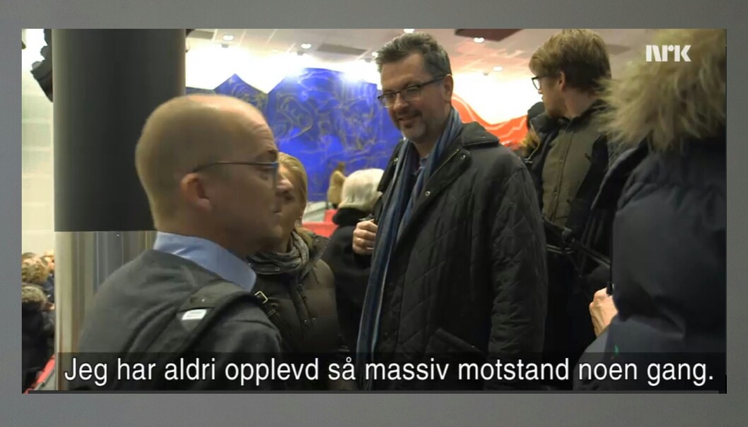Regiondirektør Eirik Eide i UDI ser ryggene på Montebellos beboere forsvinne ut døra fra auditoriet på Ullern videregående skole. I løpet av de to siste timene har de gitt ham kjeft, hånlatter og kritikk. Illustrasjon: Skjermdump fra Brennpunkt-dokumentaren "Ikke i mitt nabolag" Regiondirektør Eirik Eide i UDI ser ryggene på Montebellos beboere forsvinne ut døra fra auditoriet på Ullern videregående skole. I løpet av de to siste timene har de gitt ham kjeft, hånlatter og kritikk. Illustrasjon: Skjermdump fra Brennpunkt-dokumentaren "Ikke i mitt nabolag"