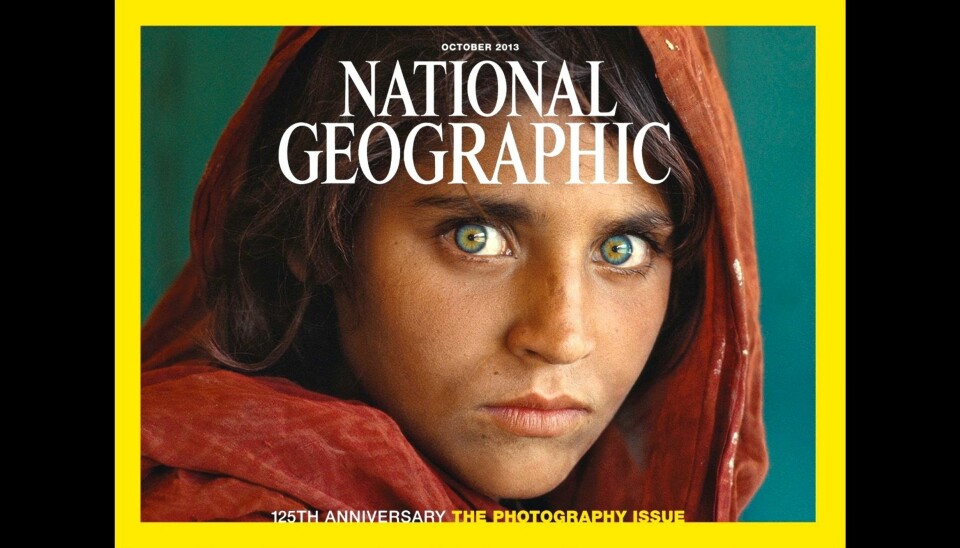Steve McCurrys ikoniske portrett av Sharbat Gula fra 1984 er blitt beundret av mange. Nå er fotografen tatt i juks og det bidrar til tvil om hva som er ekte eller ei. Foto: National Geographic