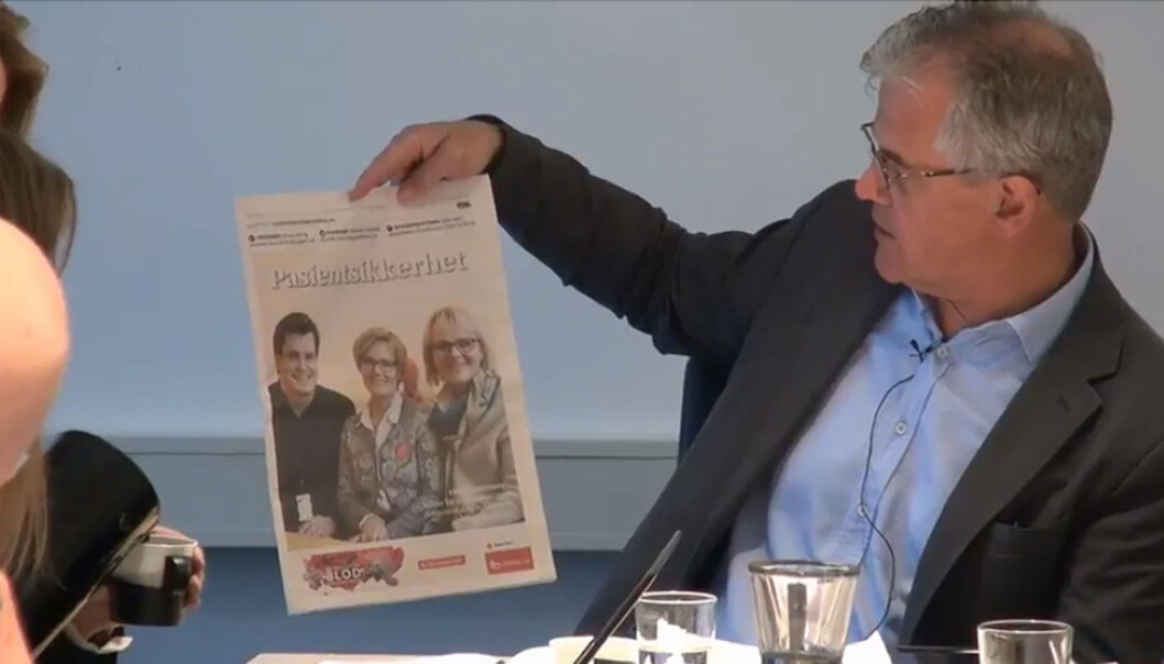 Alf Bjarne Johnsen holder opp innstikket under PFUs behandling tirsdag. Foto: Journalisten/Terje Christiansen Alf Bjarne Johnsen holder opp innstikket under PFUs behandling tirsdag. Foto: Journalisten/Terje Christiansen