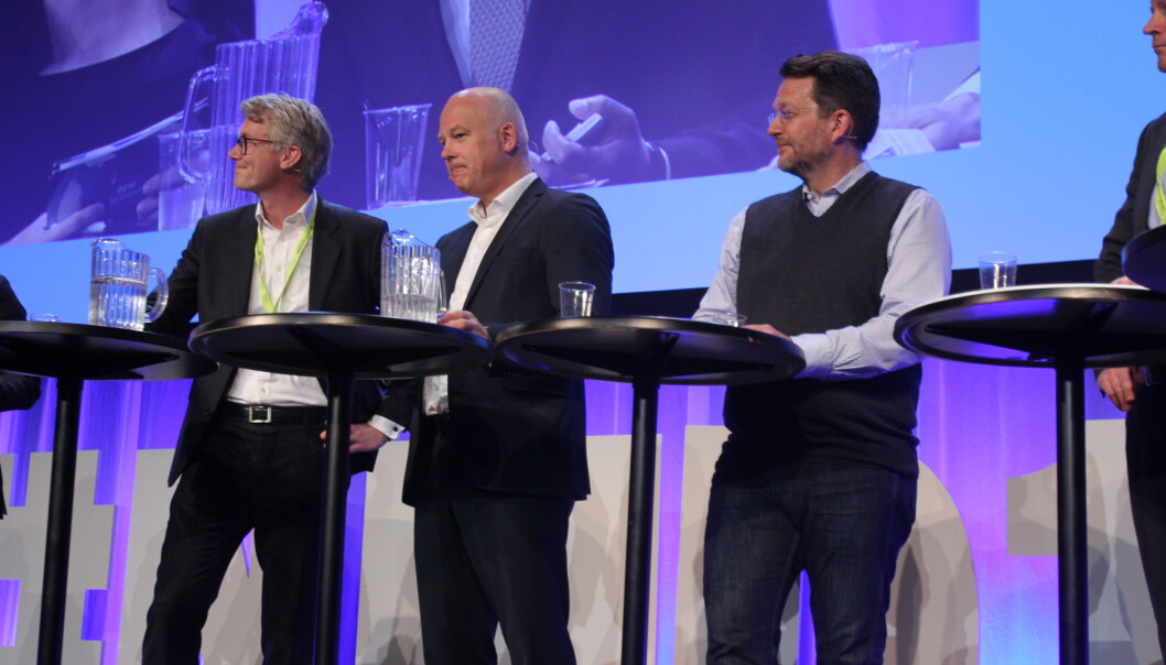 Latteren hang løst da TV-toppene møttes til debatt torsdag. Fra venstre Olav T. Sandnes i TV 2, NRK-sjef Thor Gjermund Eriksen og CEO Harald Strømme i Discovey Networks. Vi skimter såvidt Trygve Rønningen i MTG Norge i høyre bildekant. Foto: Angelica Hagen. Latteren hang løst da TV-toppene møttes til debatt torsdag. Fra venstre Olav T. Sandnes i TV 2, NRK-sjef Thor Gjermund Eriksen og CEO Harald Strømme i Discovey Networks. Vi skimter såvidt Trygve Rønningen i MTG Norge i høyre bildekant. Foto: Angelica Hagen.