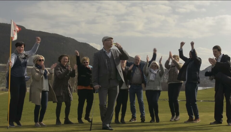 'Hole in One' byr på vakker natur og glade medarbeidere i Kvinnheringen, med redaktør og daglig leder Tomas Bruvik i spissen. Skjermdump fra videoen 'Hole in One' byr på vakker natur og glade medarbeidere i Kvinnheringen, med redaktør og daglig leder Tomas Bruvik i spissen. Skjermdump fra videoen