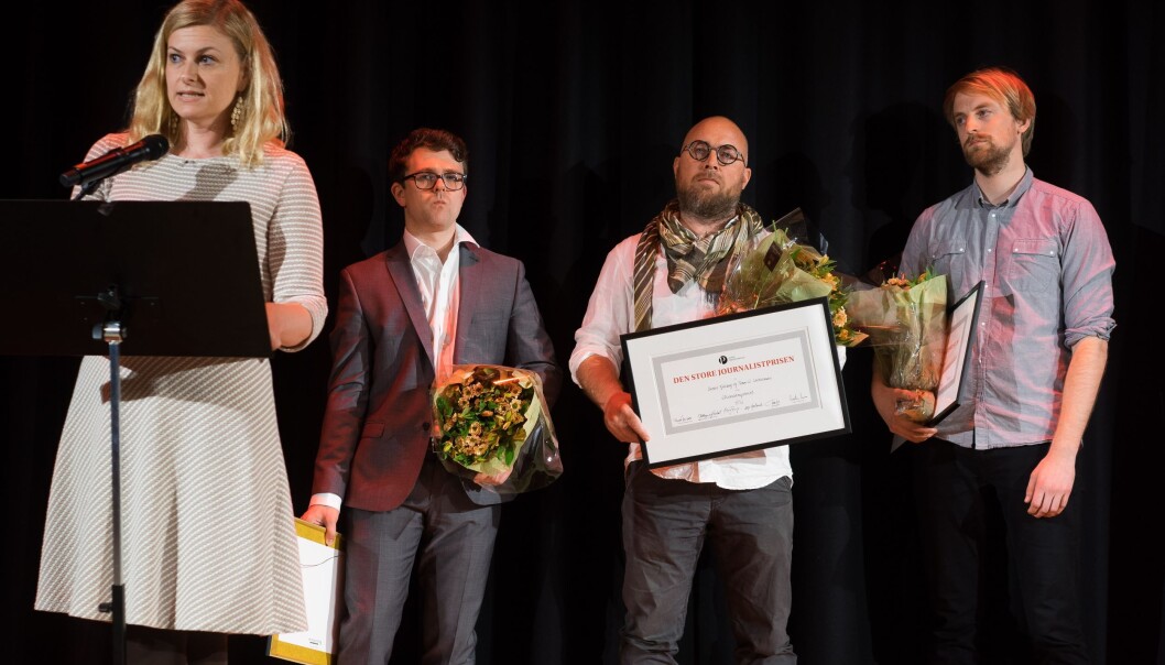De tre prisvinnerne Vegard Venli fra Kommunal Rapport, fotograf Tomm W. Christiansen og journalist Anders Fjellberg i Dagbladet gratuleres av Magasinet-redaktør Karine Østtveit. Foto: Helge Øgrim De tre prisvinnerne Vegard Venli fra Kommunal Rapport, fotograf Tomm W. Christiansen og journalist Anders Fjellberg i Dagbladet gratuleres av Magasinet-redaktør Karine Østtveit. Foto: Helge Øgrim