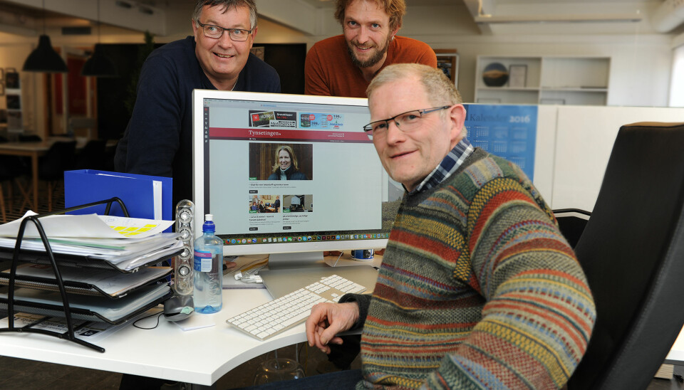 Tynsetingens redaktør Erlend Vingelsgård (foran) sammen med journalist Tore Rasmussen (til høyre) og Alvdalmiv-redaktør, journalist og daglig leder Ivar Thoresen.