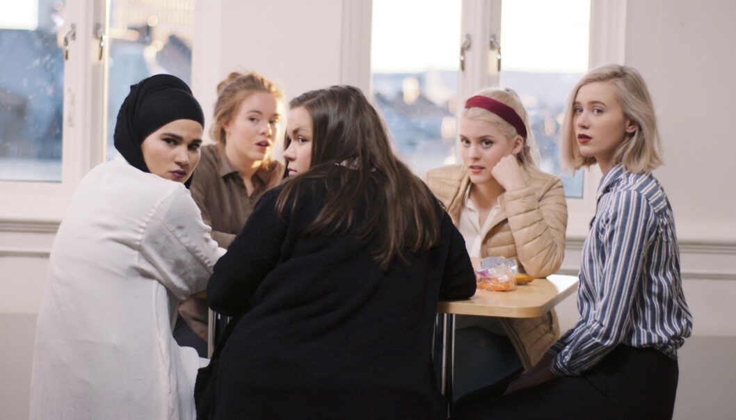 «Skam»-karakterene Sana, Eva, Chris, Vilde og Noora tar Norge med storm. Foto: NRK. «Skam»-karakterene Sana, Eva, Chris, Vilde og Noora tar Norge med storm. Foto: NRK.