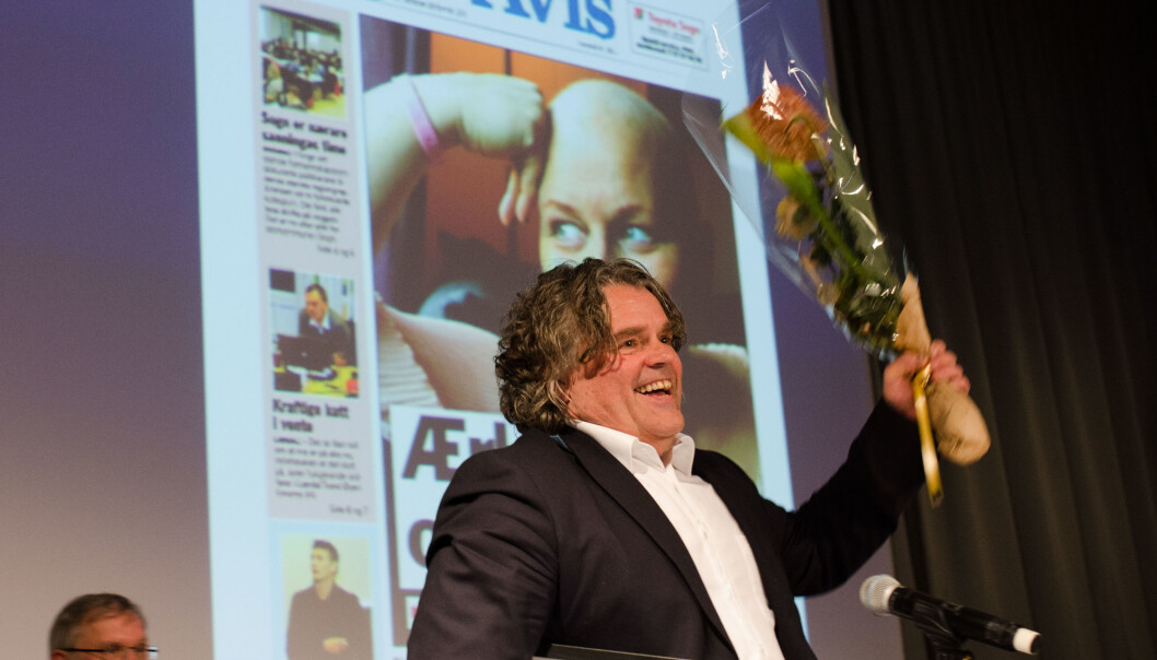 Redaktør Jan Inge Fardal mottar hovedprisen på landsmøtet til Landslaget for lokalaviser. Foto: LLA. Redaktør Jan Inge Fardal mottar hovedprisen på landsmøtet til Landslaget for lokalaviser. Foto: LLA.
