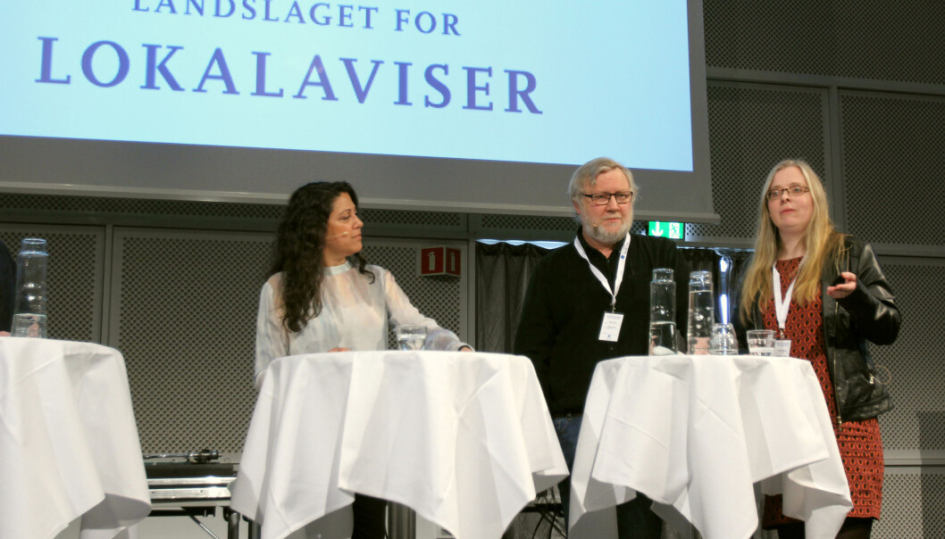 Redaktør Vidar Parr i Synstre Møre og Linda Berit Eikrem fra Høgskulen i Volda. NRK-programvert og moderator under landsstevnet Yasmin Syed til venstre. Foto: Glenn Slydal Johansen Redaktør Vidar Parr i Synstre Møre og Linda Berit Eikrem fra Høgskulen i Volda. NRK-programvert og moderator under landsstevnet Yasmin Syed til venstre. Foto: Glenn Slydal Johansen
