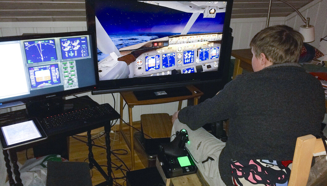 Journalistens sønn, Øystein Solvang, har i en årrekke spilt flysimulator. Mor har ikke vært like begeistret, men etter å ha kommet nærmere en løsning i gravearbeidet - er nok far blitt en større tilhenger. Foto: Privat. Journalistens sønn, Øystein Solvang, har i en årrekke spilt flysimulator. Mor har ikke vært like begeistret, men etter å ha kommet nærmere en løsning i gravearbeidet - er nok far blitt en større tilhenger. Foto: Privat.