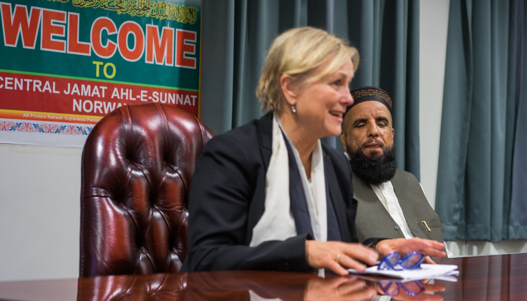 Tidligere kulturminister Thorhild Widvey med imam Nehmat Ali Shah i Norges største moske, Central Jamaat under redektørenes Tidligere kulturminister Thorhild Widvey med imam Nehmat Ali Shah i Norges største moske, Central Jamaat under redektørenes