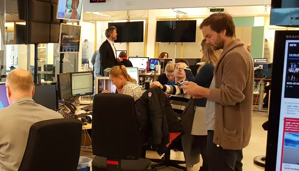 Både unge og eldre NRK-medarbeidere skal sikres tilstrekkelig kompetanse, lover NRK-ledelsen. Illustrasjonsfoto fra Dagsrevy-desken: Bjørn Åge Mossin