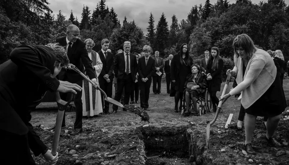 16.Juli kl 14.15 ble min far gravlagt i Øyer i Gudbrandsdalen, skriver Aftenpostens Stein Jarle Bjørge som har fotografert fra sin egen fars begravelse.