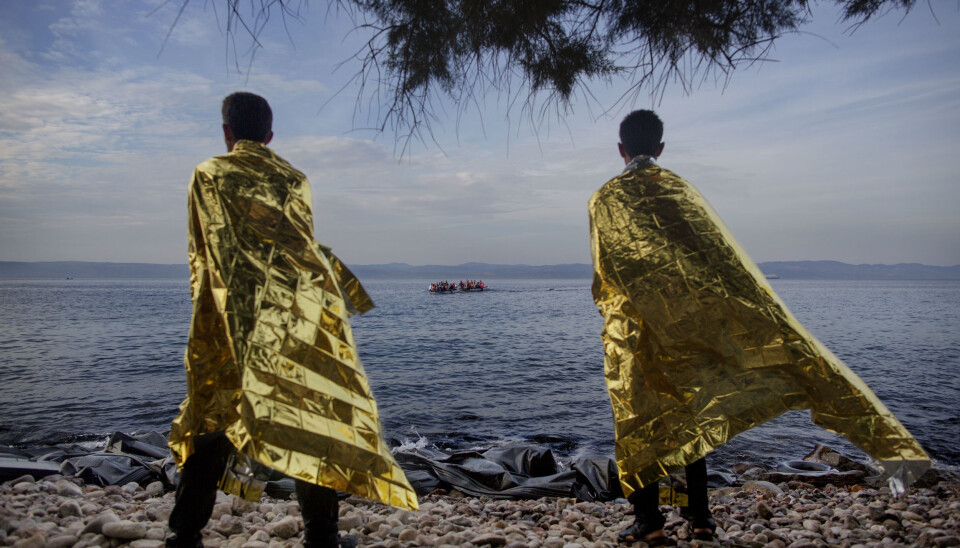 Espen Rasmussen vant Årets bilde i 2016, for dette bildet av to flyktninger som har ankommet Lesbos, og ser nye gummibåter med flyktninger ankomme. Foto: Espen Rasmussen Espen Rasmussen vant Årets bilde i 2016, for dette bildet av to flyktninger som har ankommet Lesbos, og ser nye gummibåter med flyktninger ankomme. Foto: Espen Rasmussen
