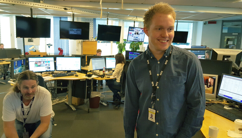 – Det ble jubel på desken da vi vant i Høyesterett, forteller reporter Simon Solheim i Dagsrevyen. Sittende til venstre: vaktsjef Erik Rolandsen, nrk.no . Foto: Bjørn Åge Mossin – Det ble jubel på desken da vi vant i Høyesterett, forteller reporter Simon Solheim i Dagsrevyen. Sittende til venstre: vaktsjef Erik Rolandsen, nrk.no . Foto: Bjørn Åge Mossin