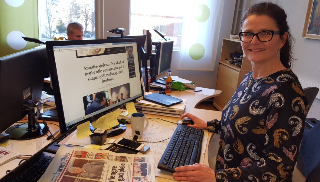 Nyhetsredaktør Anne Sterri Harestad kommer ikke til å glemme konsernsjef Are Stokstads uttalelse mandag, om å satse alle ressurser på godt innhold. I bakgrunnen vaktsjef Stian Berg. Foto: Bjørn Åge Mossin Nyhetsredaktør Anne Sterri Harestad kommer ikke til å glemme konsernsjef Are Stokstads uttalelse mandag, om å satse alle ressurser på godt innhold. I bakgrunnen vaktsjef Stian Berg. Foto: Bjørn Åge Mossin