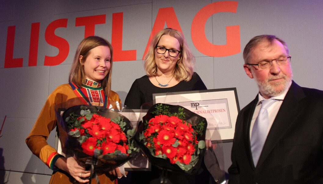 Maria Mikkelsen (t.v.) og Synnøve Åsebø i VG ble hedret med den høyesthengende norske journalistprisen på NJs landsmøte i 2015. Til høyre styreleder Harald Stanghelle i Norsk Redaktørforening. Foto: Martin Huseby Jensen Maria Mikkelsen (t.v.) og Synnøve Åsebø i VG ble hedret med den høyesthengende norske journalistprisen på NJs landsmøte i 2015. Til høyre styreleder Harald Stanghelle i Norsk Redaktørforening. Foto: Martin Huseby Jensen