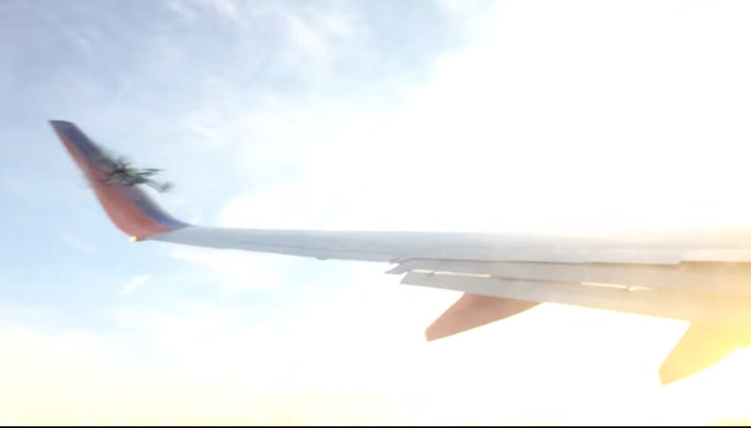 Dette bildet er en forfalskning og viser faktisk ikke en krasj mellom en drone og vingetuppen på et fly. Dette bildet er en forfalskning og viser faktisk ikke en krasj mellom en drone og vingetuppen på et fly.