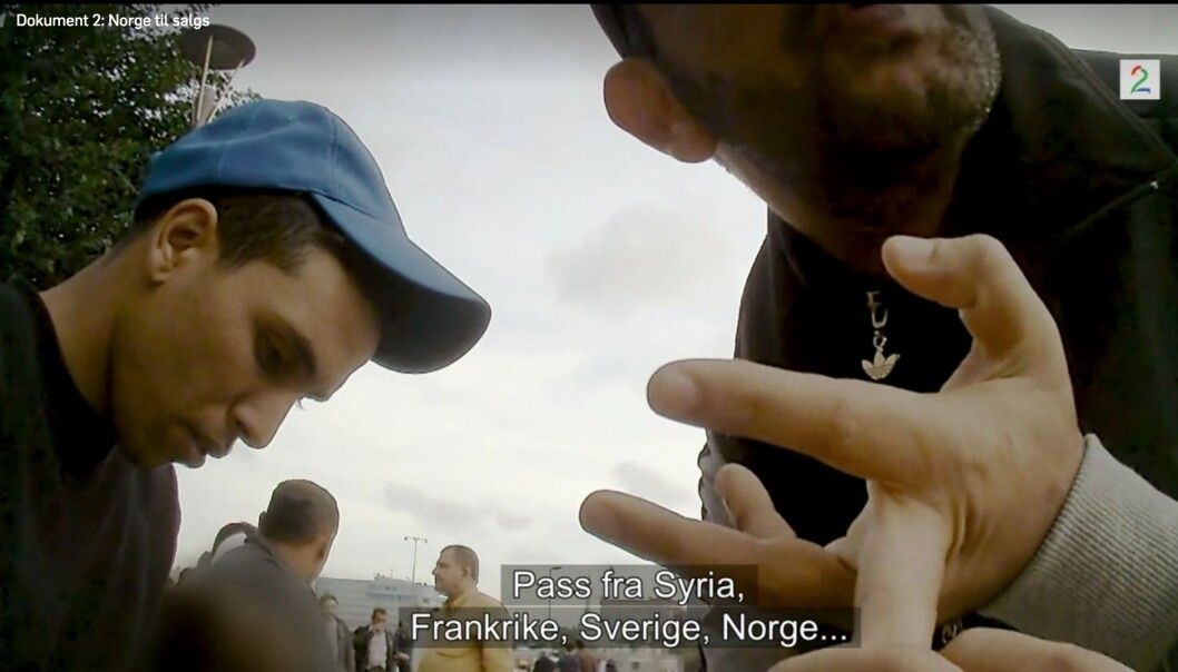 De selger pass i Istanbul. Mannen til høyre blir snart interessert i en skjortekanpp. Skjermdump. Foto: TV 2/Novemberfilm De selger pass i Istanbul. Mannen til høyre blir snart interessert i en skjortekanpp. Skjermdump. Foto: TV 2/Novemberfilm