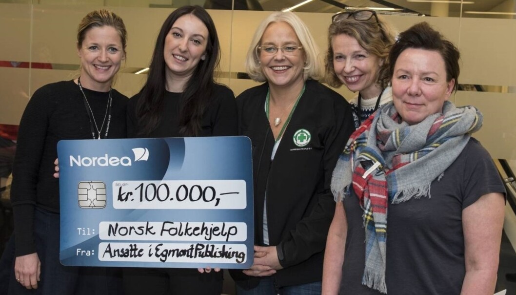Glade givere og mottakere. Fra venstre HR- og kommunikasjonsdirektør Nina Westgaard i Egmont Publishing, frivillighetskoordinator Irma Julardzija i Norsk Folkehjelp, stabssjef Birgitte Brekke i Norsk Folkehjelp, kommunikasjonssjef Christina Dorthellinger Nygaard i Egmont Publishing og kommunikasjonsrådgiver Heidi Smerud i Norsk Folkehjelp. Foto: Håkon Bonafede, Egmont Publishing Glade givere og mottakere. Fra venstre HR- og kommunikasjonsdirektør Nina Westgaard i Egmont Publishing, frivillighetskoordinator Irma Julardzija i Norsk Folkehjelp, stabssjef Birgitte Brekke i Norsk Folkehjelp, kommunikasjonssjef Christina Dorthellinger Nygaard i Egmont Publishing og kommunikasjonsrådgiver Heidi Smerud i Norsk Folkehjelp. Foto: Håkon Bonafede, Egmont Publishing