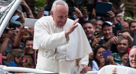 Pave Frans oppfordrer alle til å be for journalistene