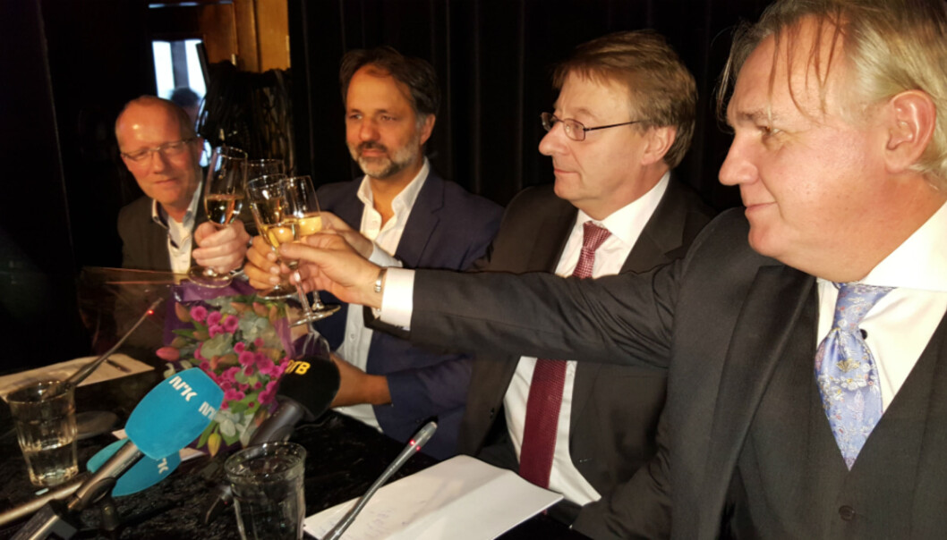 Glede under Norsk Redaktørforenings presskonferanse kort etter Høyesteretts kjennelse. Fra venstre: Generalsekretær Arne Jensen, filmskaper Ulrik Imtiaz Rolfsen, NRs advokat Vidar Strømme og Rolfsens advokat Kim Gerdts. Foto: Bjørn Åge Mossin Glede under Norsk Redaktørforenings presskonferanse kort etter Høyesteretts kjennelse. Fra venstre: Generalsekretær Arne Jensen, filmskaper Ulrik Imtiaz Rolfsen, NRs advokat Vidar Strømme og Rolfsens advokat Kim Gerdts. Foto: Bjørn Åge Mossin