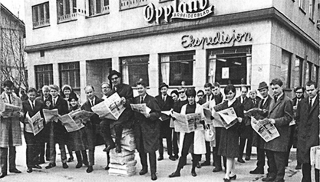 Daværende Norsk Journalistskole ordnet de første årene etter 1965 med praksis på den måten at hele elevkullet «overtok» en avis for en uke. Redaksjonen tok vinterferie, mens journalistskoleelevene rykket inn. Bildet viser redaktør Arvid Dyrendahl sittende på en avisstabel med Journalistskolens elever poserende rundt seg med selvlaget avis foran avisbygget i Øvre Torvgate 24. Foto: ukjent. Daværende Norsk Journalistskole ordnet de første årene etter 1965 med praksis på den måten at hele elevkullet «overtok» en avis for en uke. Redaksjonen tok vinterferie, mens journalistskoleelevene rykket inn. Bildet viser redaktør Arvid Dyrendahl sittende på en avisstabel med Journalistskolens elever poserende rundt seg med selvlaget avis foran avisbygget i Øvre Torvgate 24. Foto: ukjent.