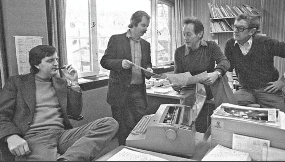Artikkelforfatteren framhever den nordnorske journalistutdanningens betydning for redaksjoner i både nord og sør. Bildet viser diskusjon i Nordlys-redaksjonen i 1982. Fra venstre Per Ørjan Østvik, Ulf Jørgensen, Gunnar Jaklin og Harald Johnsen. Kilde er boka «Flammende budbringer. Nordlys gjennom 100 år» av Pål Christensen og Hallvard Tjelmeland. Artikkelforfatteren framhever den nordnorske journalistutdanningens betydning for redaksjoner i både nord og sør. Bildet viser diskusjon i Nordlys-redaksjonen i 1982. Fra venstre Per Ørjan Østvik, Ulf Jørgensen, Gunnar Jaklin og Harald Johnsen. Kilde er boka «Flammende budbringer. Nordlys gjennom 100 år» av Pål Christensen og Hallvard Tjelmeland.