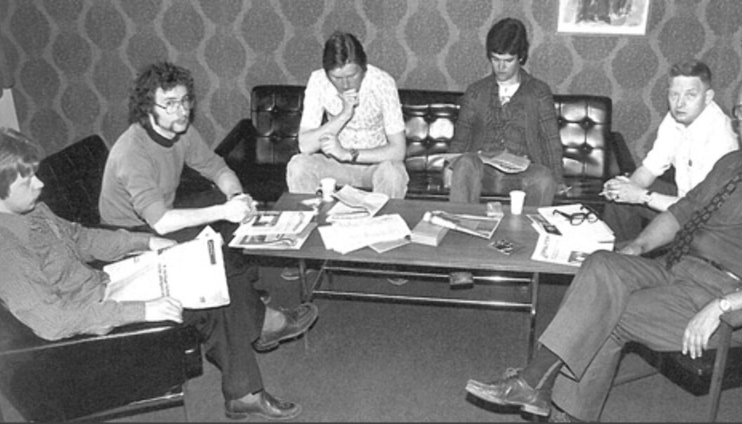 Fra en morgenkonferanse i Fremover på 80-tallet. Fra venstre journalistene Trond Hjorthaug, kommentarforfatter Ludvig Solvang, redaksjonssekretær Per-Helge Berg, journalist Alf Bjarne Johansen, nyhetsredaktør Knut Aletbakk og redaktør Aage Ulvik. Fra boka «Fremover i 100 år» av Knut Sletbakk (2003). Fra en morgenkonferanse i Fremover på 80-tallet. Fra venstre journalistene Trond Hjorthaug, kommentarforfatter Ludvig Solvang, redaksjonssekretær Per-Helge Berg, journalist Alf Bjarne Johansen, nyhetsredaktør Knut Aletbakk og redaktør Aage Ulvik. Fra boka «Fremover i 100 år» av Knut Sletbakk (2003).
