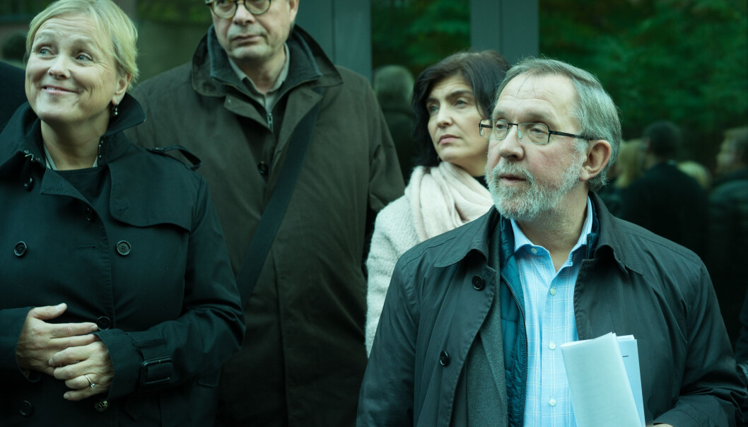 Statsråd og mediefolk utenfor den russisk-ortodokse kirken. F.v. Thorhild Widvey, Kjetil Wiedswang i DN, NPs generalsekretær Kjersti Løken Stavrum, Harald Stanghelle og Helge Simonnes. Alle foto: Helge Øgrim. Statsråd og mediefolk utenfor den russisk-ortodokse kirken. F.v. Thorhild Widvey, Kjetil Wiedswang i DN, NPs generalsekretær Kjersti Løken Stavrum, Harald Stanghelle og Helge Simonnes. Alle foto: Helge Øgrim.