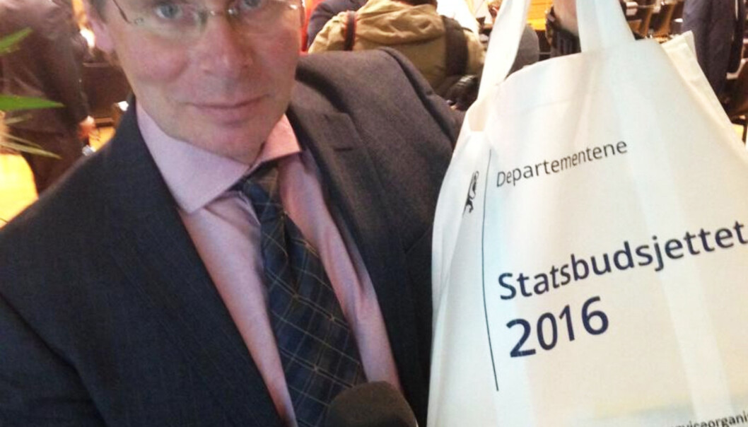Talsnes med «goodie-bag» under statsbudsjett-fremleggelsen. Foto: Privat Talsnes med «goodie-bag» under statsbudsjett-fremleggelsen. Foto: Privat