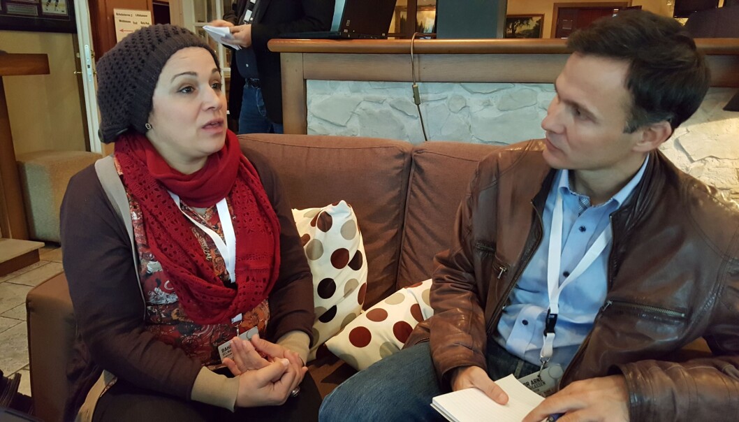Den tunisiske journalisten Bahija Belmabrouk stilte opp som representant for landet på den internasjonale konferansen for gravejournalister på Lillehammer. Her intervjues hun av Tor Arne Andreassen fra Aftenposten. Foto: Bjørn Åge Mossin Den tunisiske journalisten Bahija Belmabrouk stilte opp som representant for landet på den internasjonale konferansen for gravejournalister på Lillehammer. Her intervjues hun av Tor Arne Andreassen fra Aftenposten. Foto: Bjørn Åge Mossin