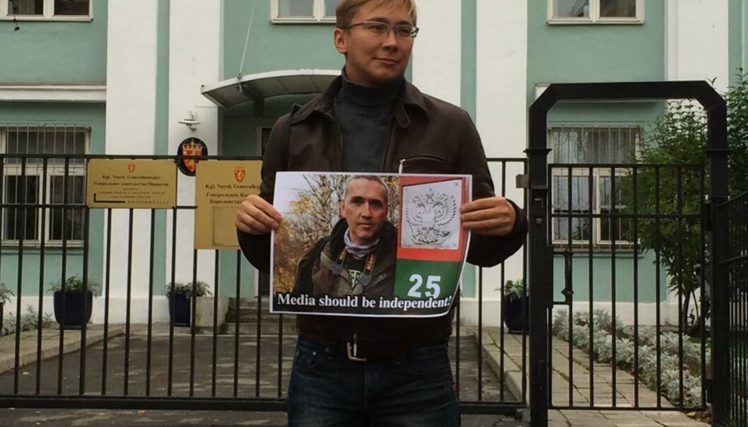 "Blogger 51", Aleksander Serebrijannikov, foran det norske konsulatet i Murmansk. Foto: Sett Nordfra/www.settnordfra.no "Blogger 51", Aleksander Serebrijannikov, foran det norske konsulatet i Murmansk. Foto: Sett Nordfra/www.settnordfra.no