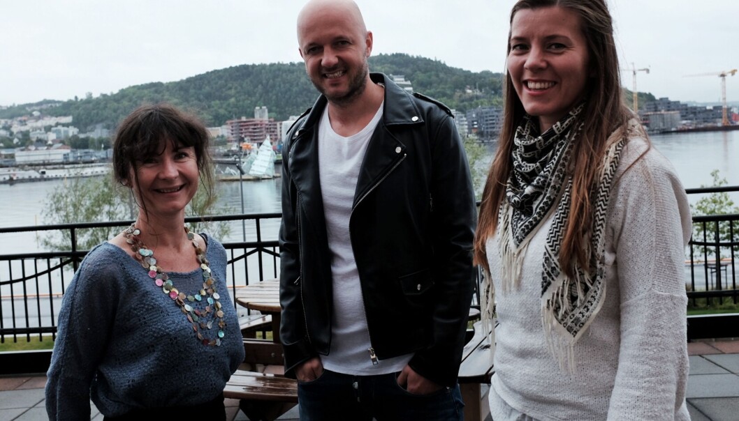 – Cloud Story skal være best i klassen på presseetikk, sier redaksjonssjef Marte Glanville (til venstre). Her sammen med journalistene Tommy Halvorsen og Åslaug Græsvold. Foto: Cloud Media Service – Cloud Story skal være best i klassen på presseetikk, sier redaksjonssjef Marte Glanville (til venstre). Her sammen med journalistene Tommy Halvorsen og Åslaug Græsvold. Foto: Cloud Media Service