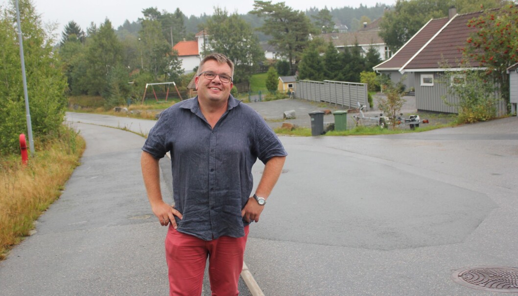 Arnt Georg Arntzen i sitt hjemmemiljø, som han skriver om som redaktør i superlokale Høvågavisa. Han er også eier og daglig leder. Foto: Kari Lise Svaleng Arnt Georg Arntzen i sitt hjemmemiljø, som han skriver om som redaktør i superlokale Høvågavisa. Han er også eier og daglig leder. Foto: Kari Lise Svaleng