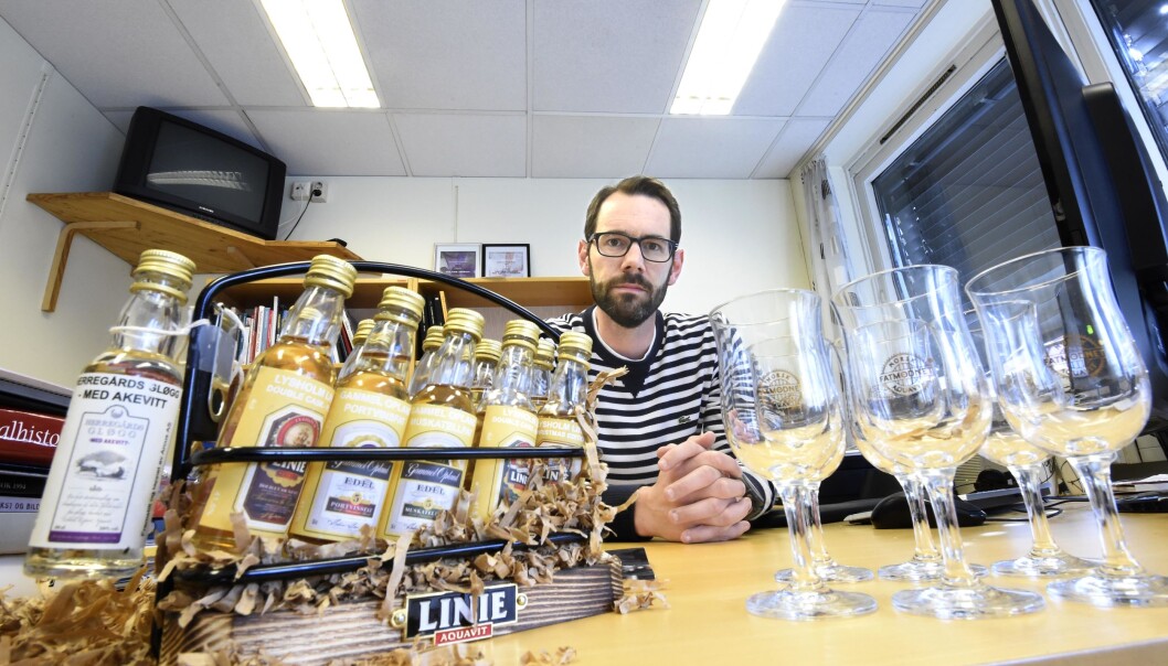Gavepakken fra vin- og brennevinleverandøren ArcusGruppen falt i dårlig smak hos Varden-redaktør Tom Erik Thorsen. Foto: Fredrik Pedersen, Varden Gavepakken fra vin- og brennevinleverandøren ArcusGruppen falt i dårlig smak hos Varden-redaktør Tom Erik Thorsen. Foto: Fredrik Pedersen, Varden