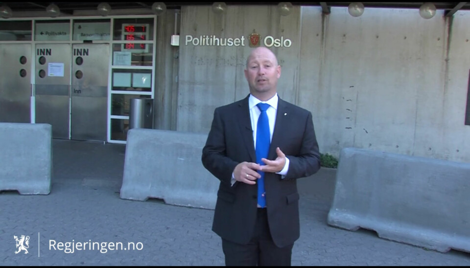 Justis- og beredskapsminister Anders Anundsen fra åpningen av den mye omtalte promovideoen. Foto: regjeringen