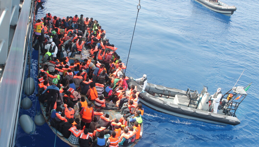 En irsk båt tar imot det som av fotografen omtales som migranter Middelhavet i juni 2015. Foto: Tomh903/Wikimedia En irsk båt tar imot det som av fotografen omtales som migranter Middelhavet i juni 2015. Foto: Tomh903/Wikimedia