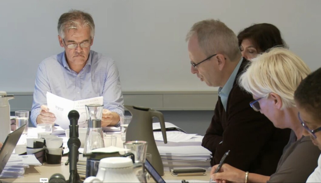 Pressens Faglige Utvalg fikk tre klager på NRK Brennpunkt på sitt bord tirsdag. Henrik Syse (t.h.) ønsket å felle NRK i den første, men utvalget endte opp splittet. Til venstre utvalgsleder Alf Bjarne Johnsen. Foto: Tor Torgersen/streaming Pressens Faglige Utvalg fikk tre klager på NRK Brennpunkt på sitt bord tirsdag. Henrik Syse (t.h.) ønsket å felle NRK i den første, men utvalget endte opp splittet. Til venstre utvalgsleder Alf Bjarne Johnsen. Foto: Tor Torgersen/streaming